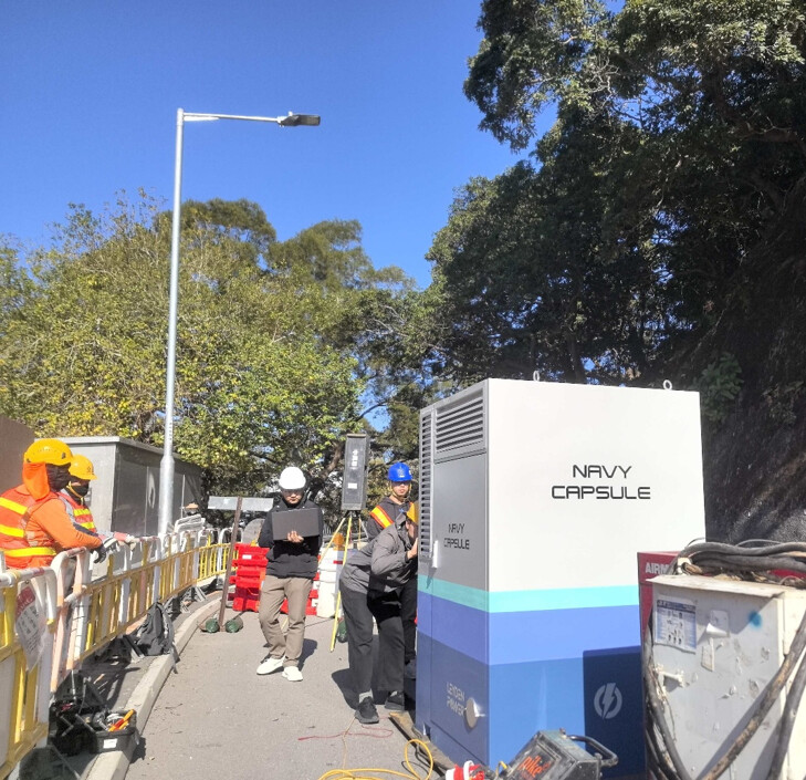 Crews configuring the NAVY CAPSULE 125 (125 kW/211 kWh) on site.